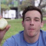 Homem Comendo Cebola Crua