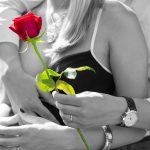 Casal Com Uma Rosa na Mão