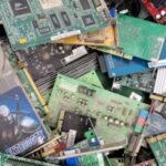 Placas de circuito e componentes eletrônicos descartados representando o lixo eletrônico
